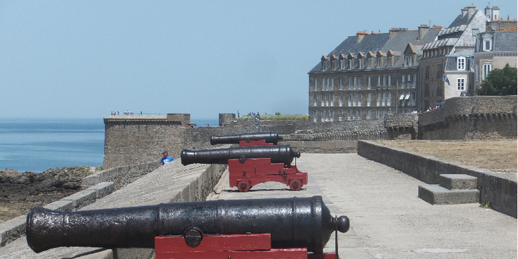 St-Malo-Bretagne-Frankrijk-stadsmuur-kanon