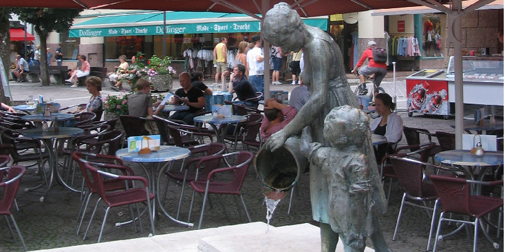 Berchtesgaden-monument-beeld-vijver-terras-straatleven-Duitsland