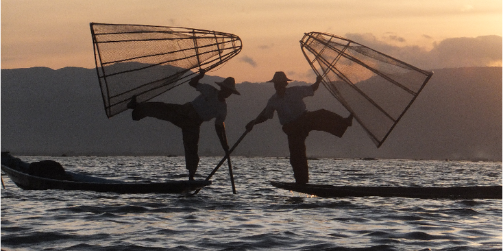 Inle-meer-lake-Intha-beenroeiers-visser-boot-Myanmar-Birma