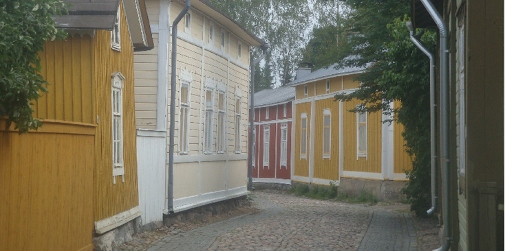 Rauma-Finland-houten-huizen-architectuur-felle-kleuren-keitjes