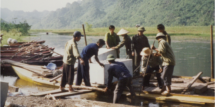 Perfume-rivier-bootjes-tour-karstgebergte-Vietnam