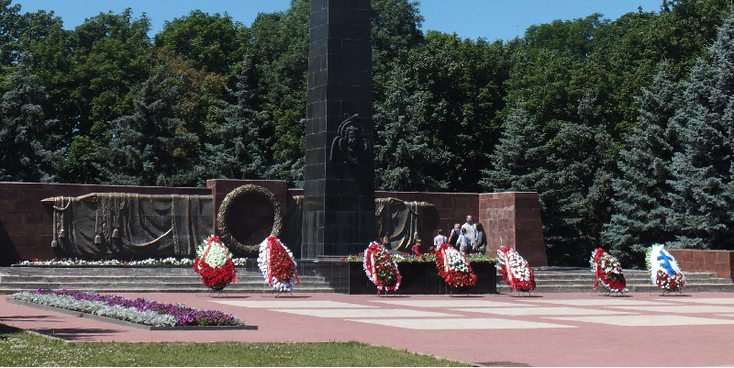 Obelisk-kransen-eeuwige-vlam-Koersk-monument-WW2-Rusland