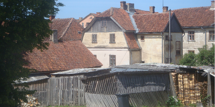 Kuldiga-Koerland-Straatleven-oude-gebouwen-Letland