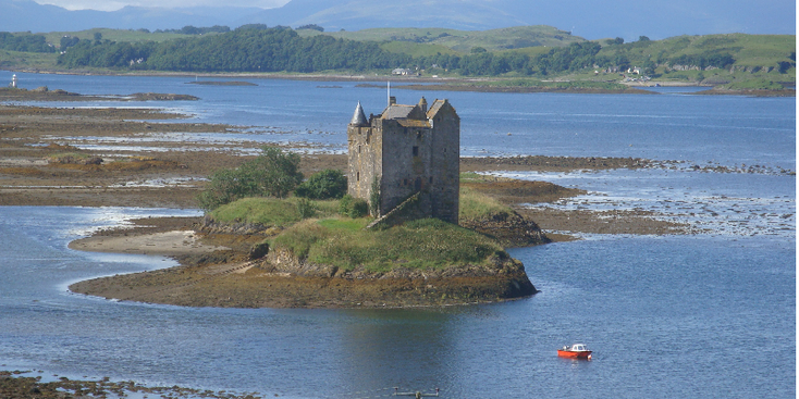 Stalker-kasteel-Castle-eiland-boot-meer-Schotland