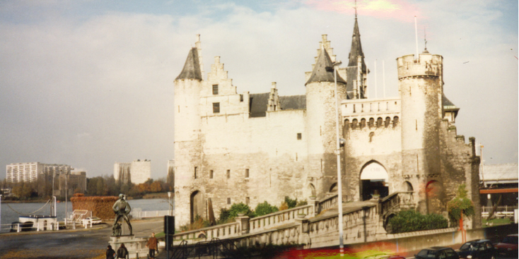 Het-Steen-kasteel-Schelde-rivier-beeldje-monument-Antwerpen-België