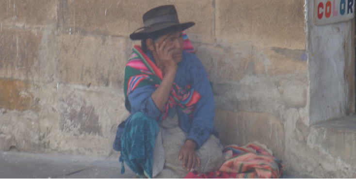 Sucre-straatleven-vrouw-op-straat-hoofdstad-Bolivia