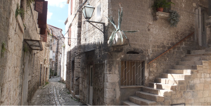 Trogir-historisch-centrum-steeg-straat-trap-Kroatië