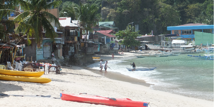 El-Nido-Bacuit-Archipel-strand-surfboard-palmboom-zee-Palawan-Filipijnen