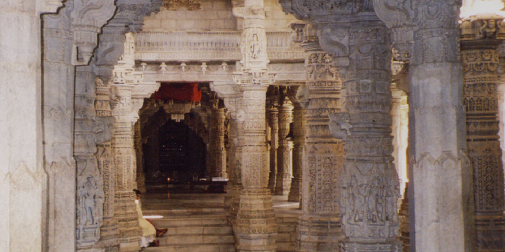 Ranakpur-columns-pilaren-gegraveerd-bewerkt-steen-India