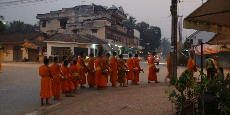 Luang-Prabang-monniken-gelovigen-Boeddha-Boeddhisten-eten-Laos