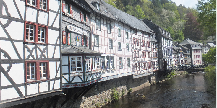 Monschau-koopmanshuizen-vakmanshuizen-rivier-Roer-brug-Duitsland