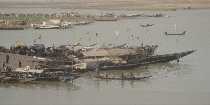 Mopti-Bani-rivier-pinasses-pirogues-boten-Mali