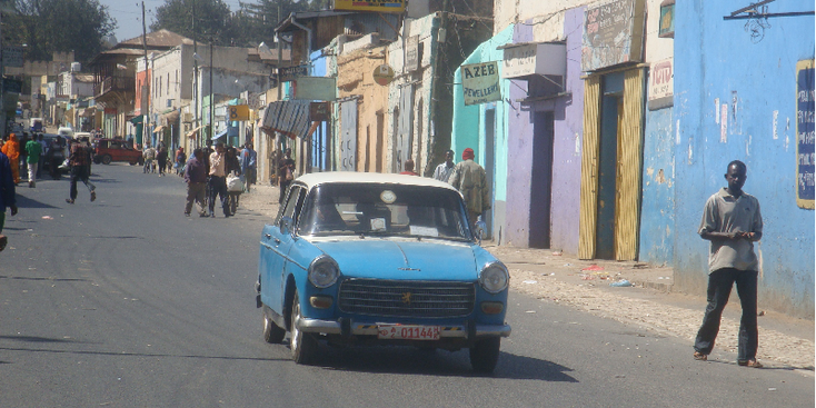 Harar-Peugeot-auto-huizen-Ethiopië-lemen-kleuren-straatleven