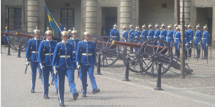 Koninklijk-Paleis-Garde-Stockholm-Changing-of-the-Guard-wisseling-wacht-blauw-vlag-kanon