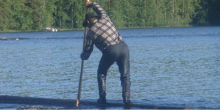 Kuopio-boomstam-varen-water-traditioneel-Finland