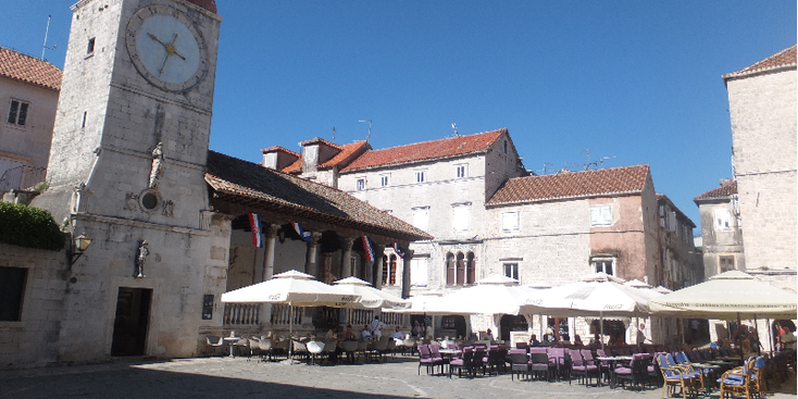 Trogir-plein-kerk-terras-Kroatië