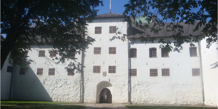 Turku-kasteel-poort-wit-gebouw-vlag-Finland