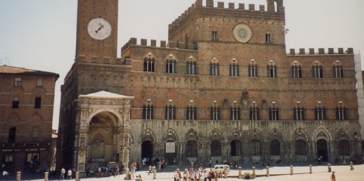 Siena-Piazza-del-Campo-rode-stad-toren-Italië
