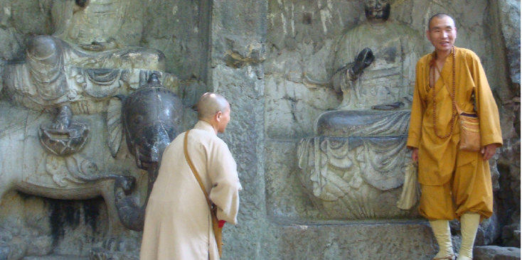 Hangzhou-monniken-lachende-Boedha-park-Lingyin-tempel-China