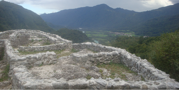 Kobarid-ruïne-bergen-Romeinen-Slovenië-fundamenten