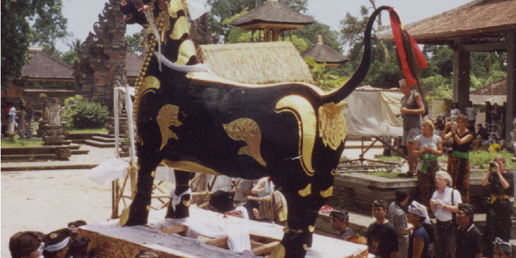 Kuta-Ubud-festival-koe-crematie-begrafenis-Bali-Indonesië
