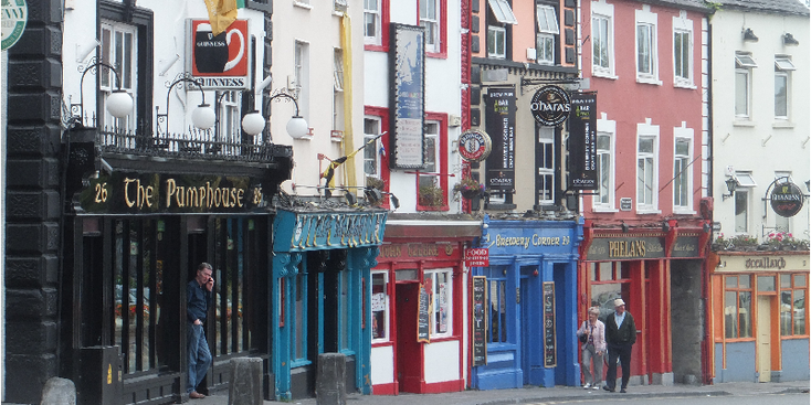 Kilkenny-gekleurde-huizen-straatleven-Ierland