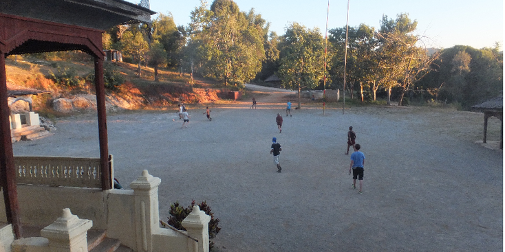 Ti-thein-klooster-voetbal-Kalaw-trekking-Myanmar