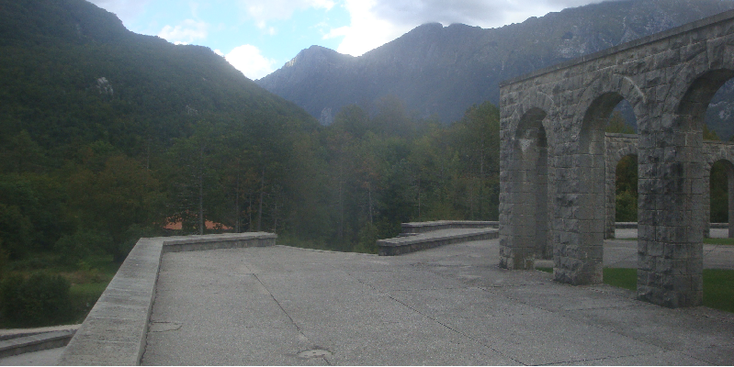 Charnel-huis-gedenkteken-Italiaans-botten-memorial-herdenking-WW1-oorlog-Slovenië
