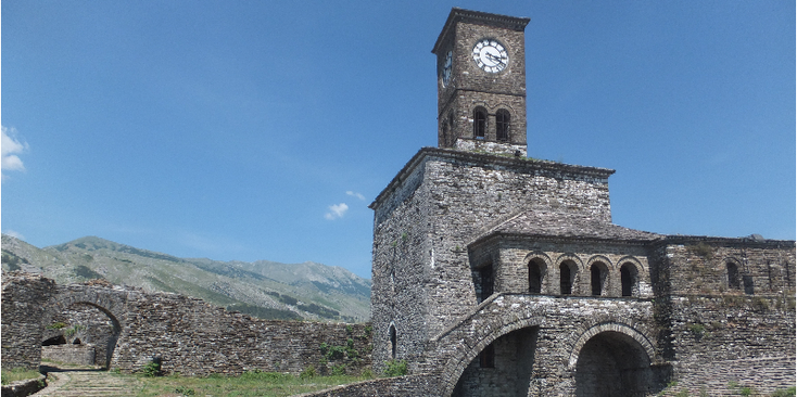 Kale-fort-Gjirokaster-Gjrokastra-Albanie-burcht-klokkentoren-top