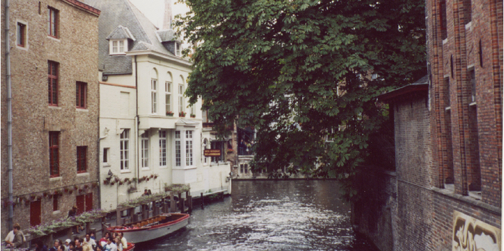 Brugge-vaartocht-grachten-kanalen-koopmanshuizen-België