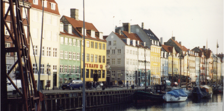 Kopenhagen-Nyhavn-gekleurde-koopmans-huizen-kanaal-Denemarken