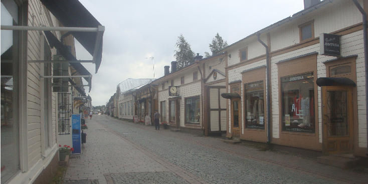 Vanha-Kauppatori-Rauma-houten-gekleurde-huizen-kasseien-Finland