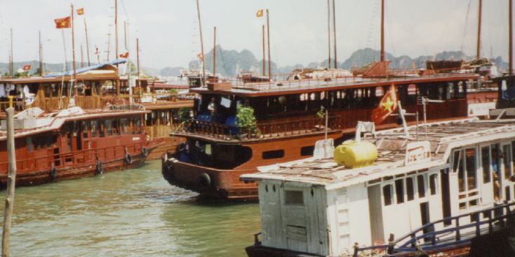 Halong-Bay-boten-karst-gebergte-eilanden-tocht-Vietnam-golf-van-Tonkin-kalkstenen-monolieten
