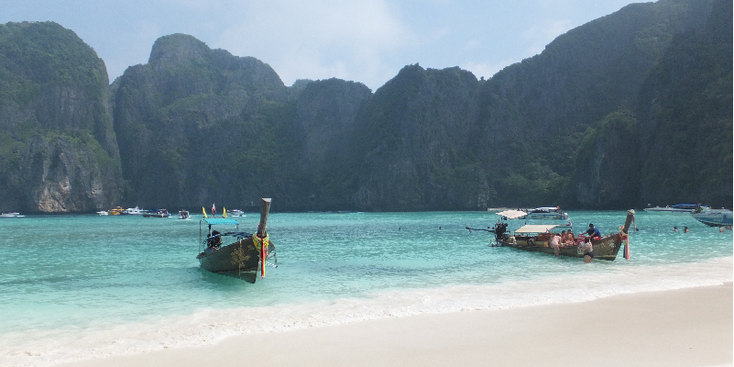 Ko-Phi-Phi-Leh-boten-azuurblauw-strand-The-Beach-Thailand