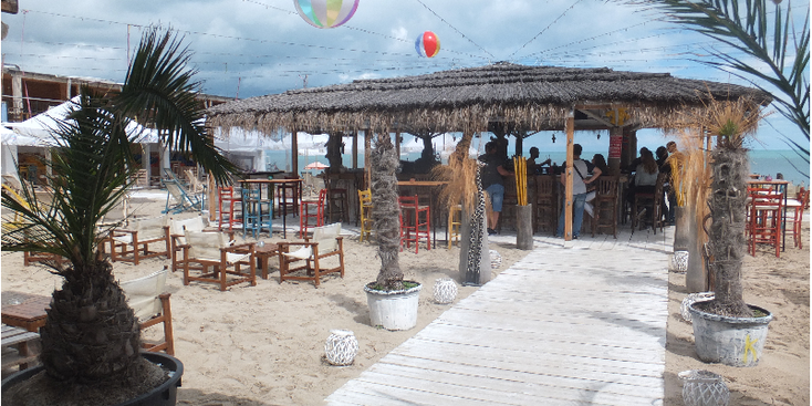 Varna-strand-strandtent-zand-hut-riet-palmboom-Bulgarije