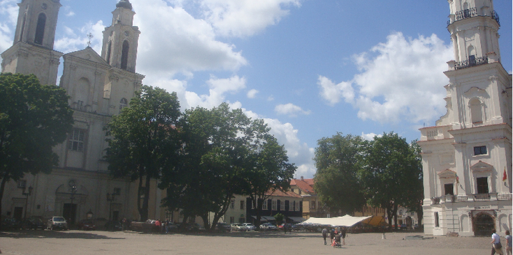 Rotuses-aikste-Kaunas-kerk-toren-Litouwen