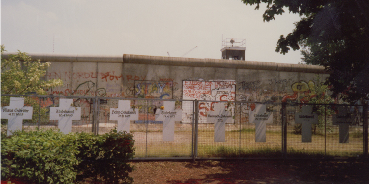 Muur-Berlijn-graffiti-hek-kruizen-uitkijktoren-wachttoren-Duitsland