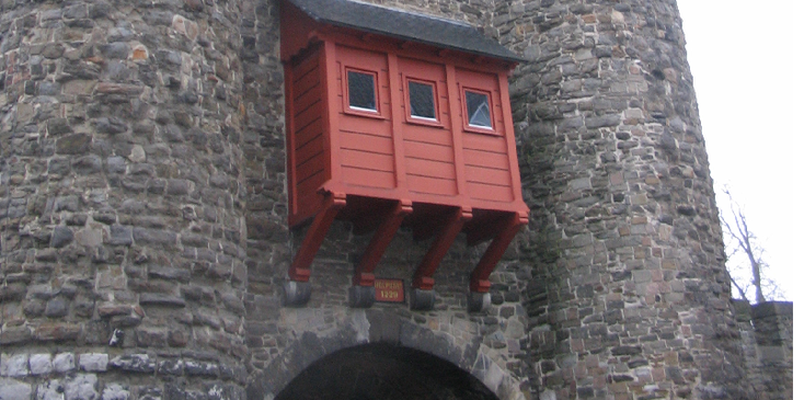 Helpoort-balkon-rood-Maastricht-Nederland