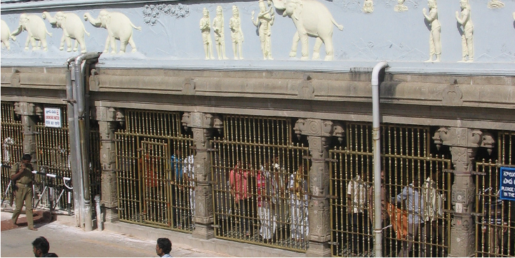 Tirumala-pelgrims-rij-hek-heilig-India-plein-toren