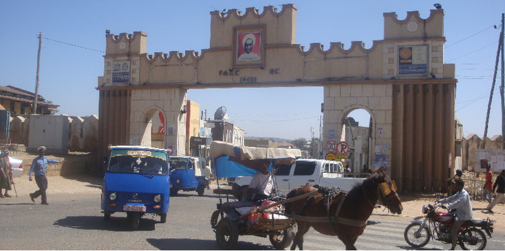 Harar-Ethiopië-poort-stadsmuur-paard-en-wagen-tuktuk