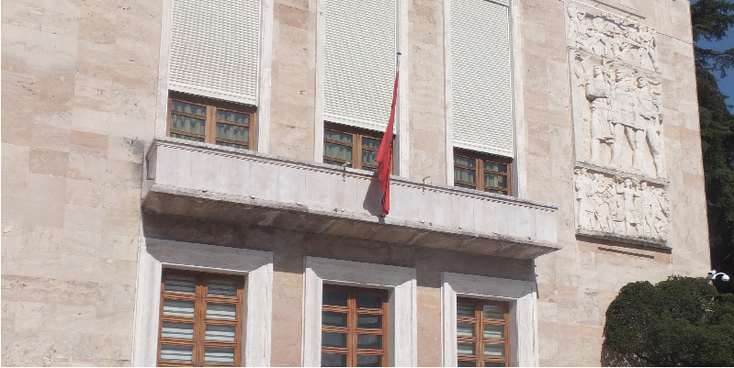 Enver-Hoxha-communisten-balkon-Tirana-Albanië