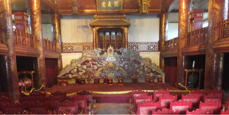Hue-Keizer-Koninklijk-paleis-theater-stoelen-Vietnam