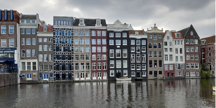 Damrak-grachten-Hollandse-heren-huizen-Gouden-Eeuw-Amsterdam