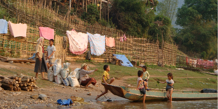 Mong-Ngoi-Neua-boten-rivier-was-drogen-hek-Laos