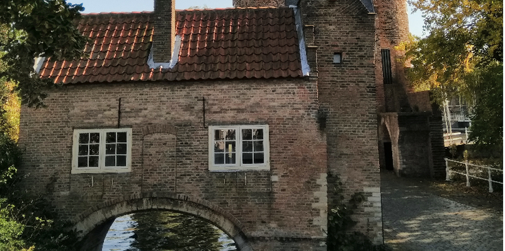 Delft-torens-gracht-stadswal-muren-Nederland