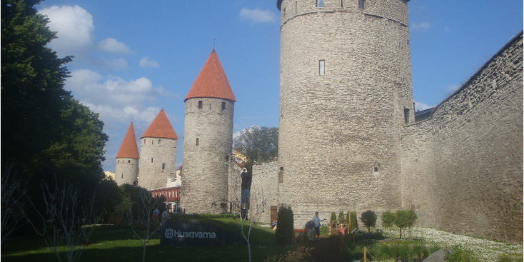 Tallinn-Tompea-stadsmuren-torens-Middeleeuws-historisch-Estland