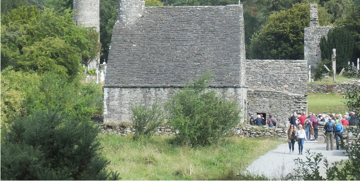 Glendalough-klooster-kerk-ruïnes-muur-stenen-toren-Ierland