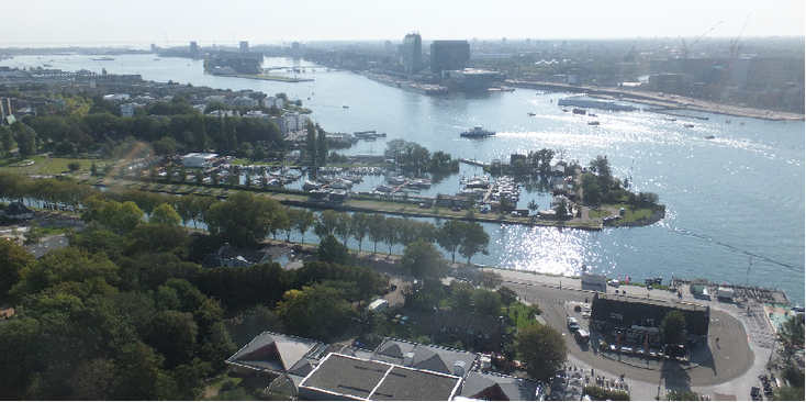 het-IJ-Ponthuis-pont-Shell-gebouw-Noordhollands-Zeekanaal-eilanden-schommel-Amsterdam