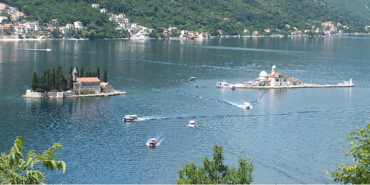 Kotor-meer-St-George-eiland-onze-lieve-vrouwen-kerk-Perast-Montenegro