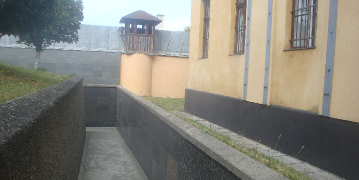 Sighet-gevangenis-wachttoren-namen-tuin-Roemenië